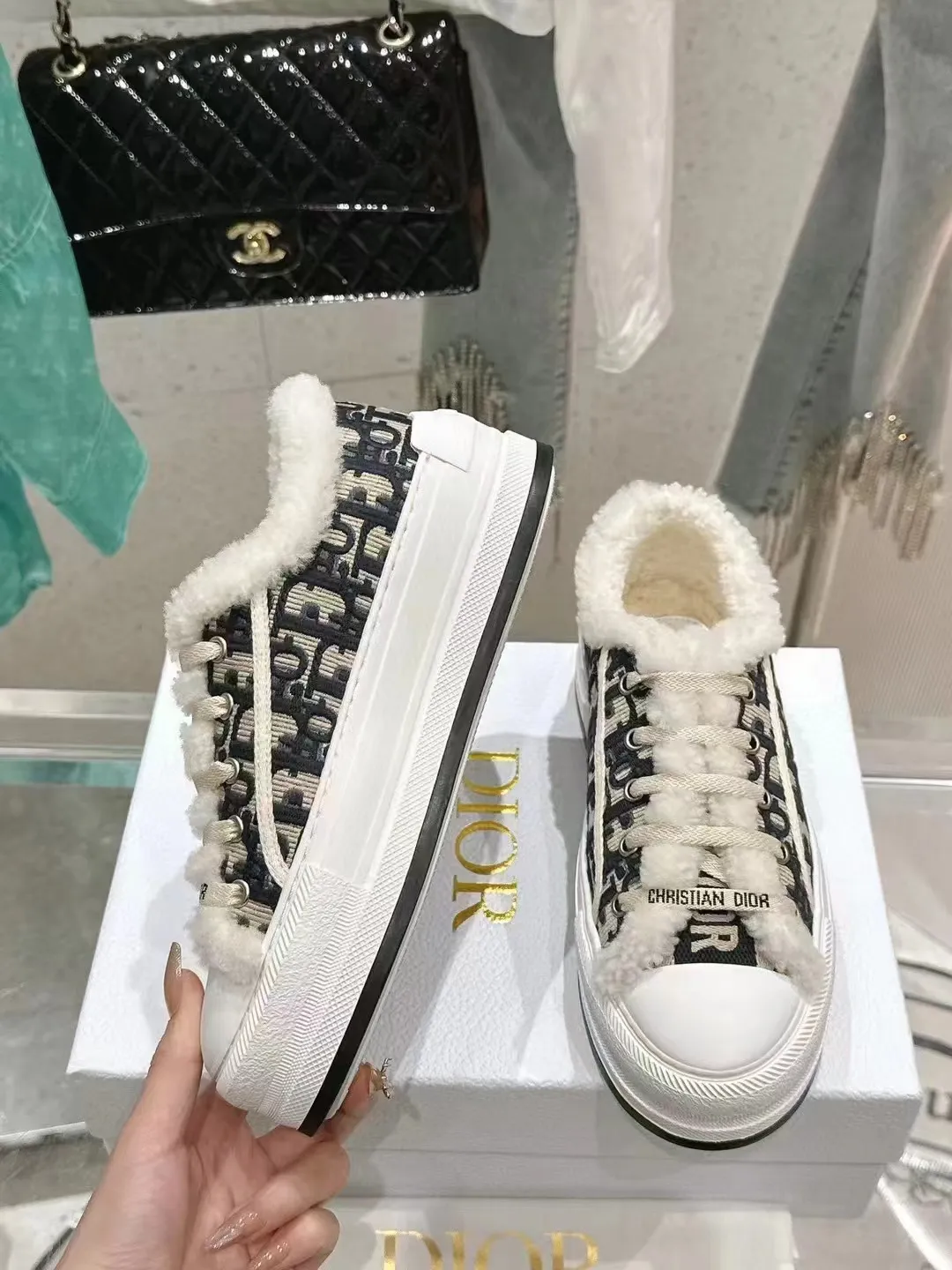 👟👟Ex-factory price 640👟👟——Dior Dior embroidered thick-soled wool casual shoes, fur shoes 𝐃𝐈𝐎𝐑 𝐖𝐚𝐥𝐤'𝐧 Dior presbyopic embroidered wool thick-soled canvas shoes, casual sports shoes, this Walk'n'Dior Thick-soled sneakers are a stylish piece that elevate the collection. Oblique printed cotton embroidered upper with comfortable platform sole, tongue and Christian Dior Paris signature laces. Can add fashionable temperament to all kinds of casual looks. Original custom-made imported Oblique printed embroidery fabric. Imported soft sheepskin lining. Original exclusive open-molded TPU material outsole. Bottom thickness 4.5CM. Size: Women's 35-41 (custom-made 41 is non-refundable)
